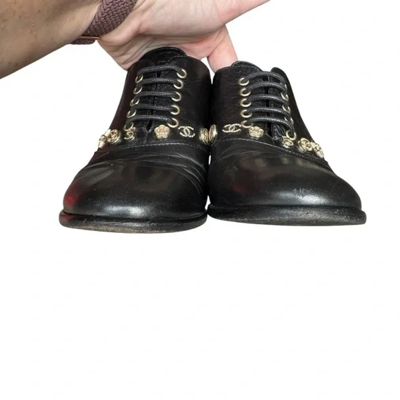 Chanel - Lucky Charms Interlocking CC Logo Pumps Black Leather Sz 38 - Picture 5 of 11